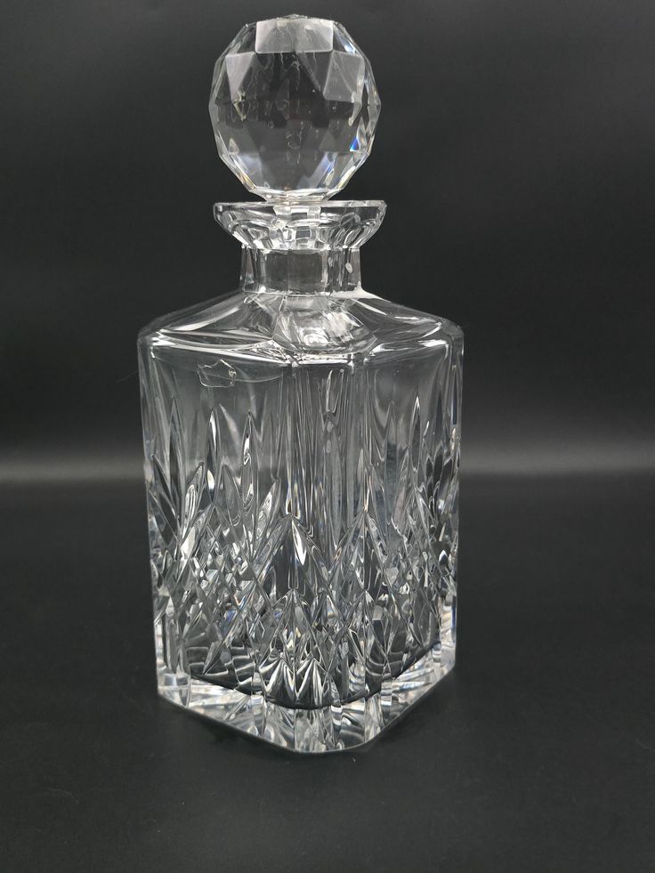 Premium Crystal Whiskey Decanter – Classic Stopper Design